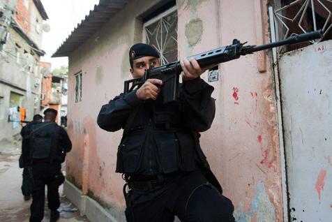 Una escena frecuente en las calles de las favelas