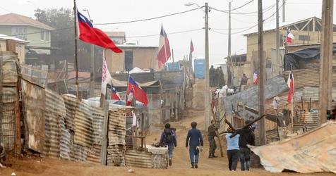 La bandera chilena flamea en una villa de casas muy precarias en la periferia de Santiago 