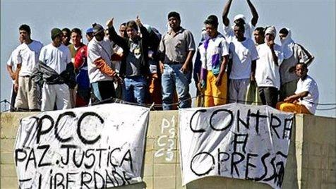 Miembros del poderoso Primer Comando de la Capital durante un motín en una prisión. 