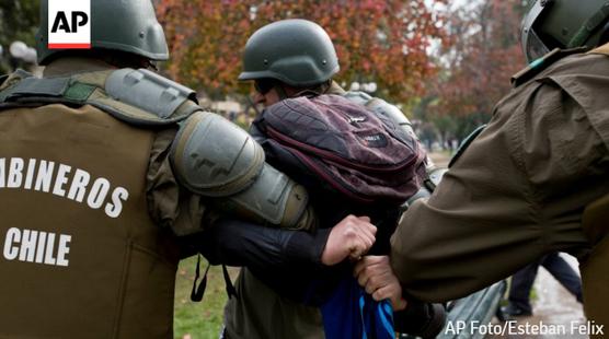 Policías deteniendo a policías corruptos