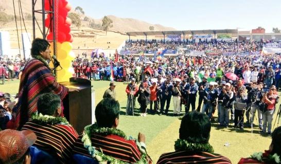 Morales con campesinos, ayer en Chuqisaca