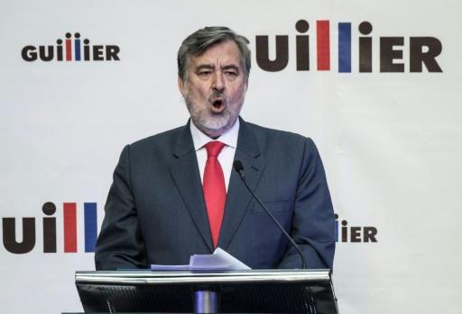 Alejandro Guillier, habla a sus simpatizantes en Santiago 