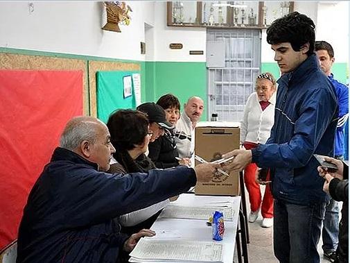 Jóvenes votando