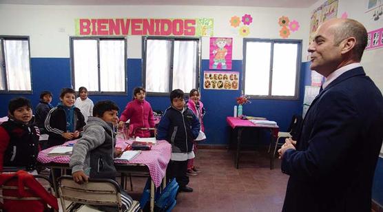 Lichtmajer visitó una escuela