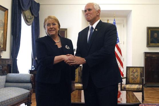 Bachelet y Pence, ayer en Santiago