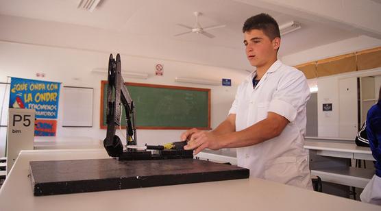 Alumno construyó brazo hidraúlico