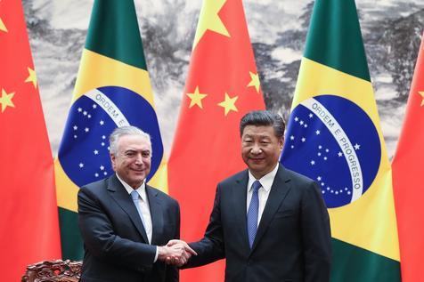 Temer (izquierda) junto a Xi Xinping (derecha) en Pekín