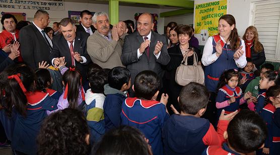 Manzur junto a niños