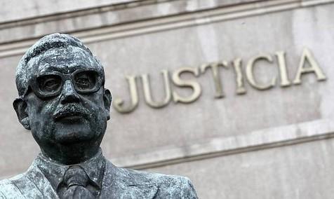 La estatua de Salvador Allende, al lado del palacio La Moneda, sede del gobierno chileno. 