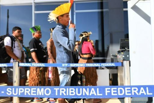 Dirigentes indigenas frente al edificio de la Corte 