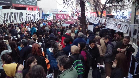 La multitud escucha el fallo bajo una pertinaz llovizna