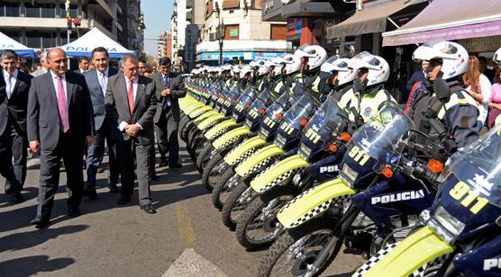 Manzur y Jaldo entregaron equipamiento a la Policía