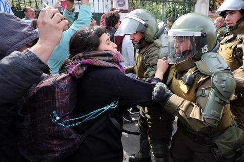 Forcejeo entre carabineros y mujeres mapuches