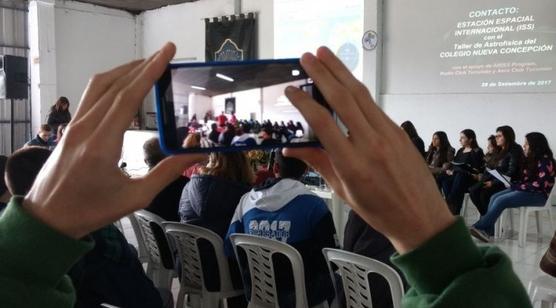 Chicos fotografían a astronauta