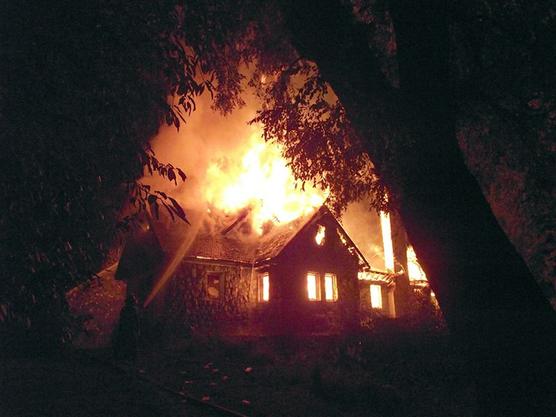 Así ardía la casa con sus ocupantes adentro