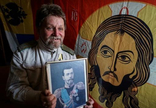 El ruso Mijail Ustinov posa con un retrato del zar Nicolás II el 10 de agosto de 2017 a las afueras de Moscú