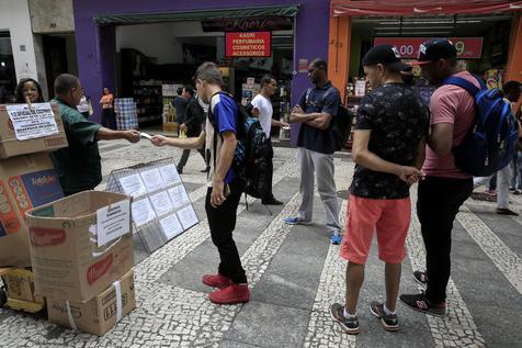 Jóvenes de San Pablo en busca de empleo (foto: ANSA)