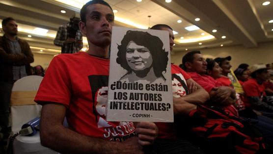 Compañeros de Berta exigiendo justicia