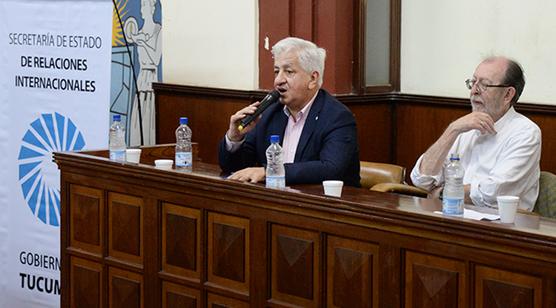 La conferencia se realizó en Aula Magna de la UNT