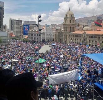 Lla multitud en la plaza San Francisco de La Paz