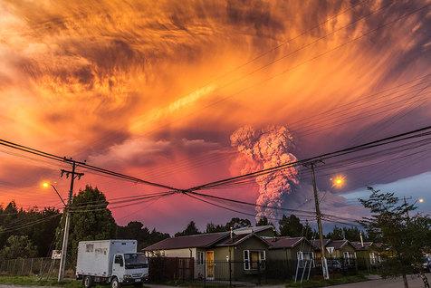 Impactante imagen de la erupción del volcán Copahue, en la zona sur de Chile (foto: Ansa)