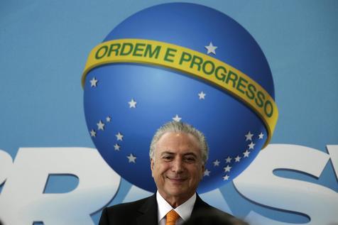 Temer apurado por reforma laboral a lo banelco