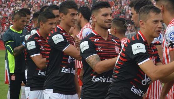 Los jugadores se saludan antes del partido