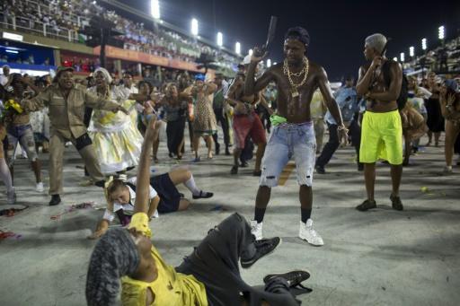 Integrantes de la escuela de samba Beija-Flor desfilan por el Sambódromo 