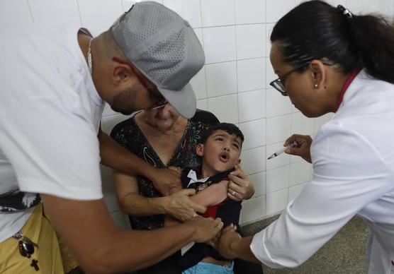 Un niño llora mientras recibe la vacuna contra la fiebre amarilla en un centro de salud pública en Sao Paulo