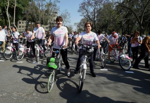 Pedaleo ayer antes de la inauguración de la conferencia Women4Climate 