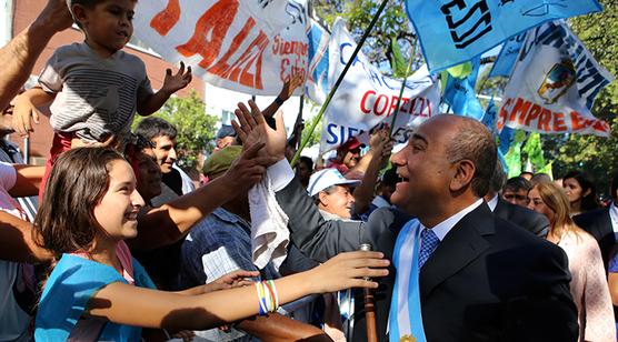 Manzur junto a militante