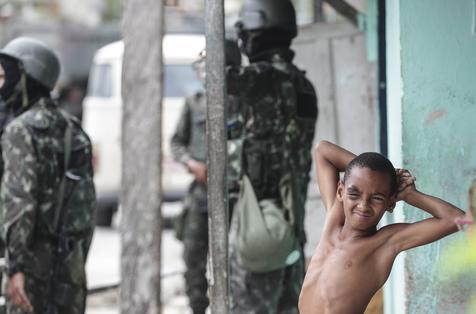 Tropas del Ejército brasileño en una favela de Río de Janeiro (foto: ANSA)