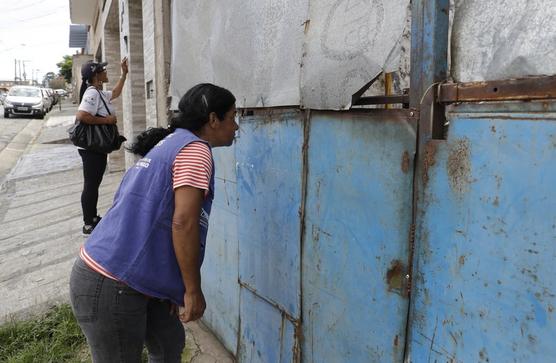 Agentes sanitarios recorren las casas en Sao Paulo