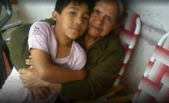 Facu junto a su abuela