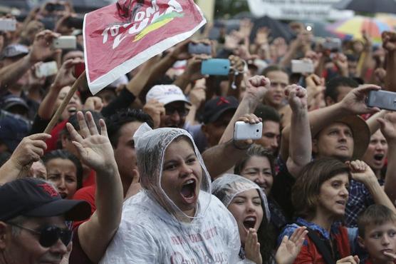 Simpatizantes de Lula le muestran su apoyo durante una manifestación en Quedas do Iguaçu, estado de Paraná