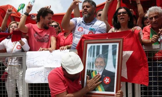 Militantes del PT organizaron una vigilia en las cercanías de la prisión