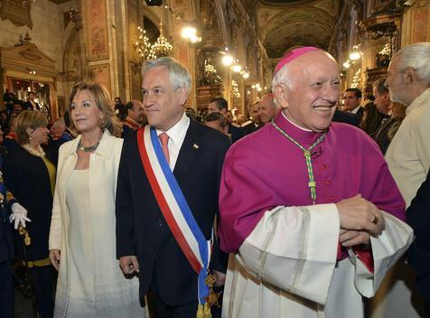 El arzobispo de Santiago, Ricardo Ezzati, en primer plano, cerca del presidente Sebastián Piñera. (foto: ANSA)