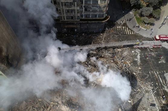 Los escombros humeantes del edificio