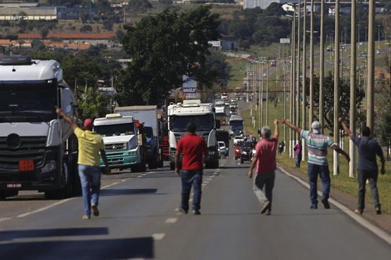 Camioneros cierran las autopistas ayer