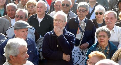 A la edad de jubilarse, demasiados desprotegidos en América latina, reporte de la OIT y Cepal (foto: Ansa)