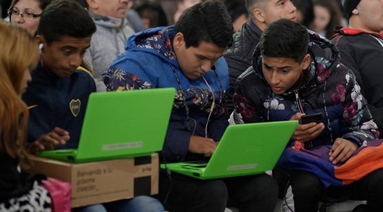 Los chicos con sus netbooks