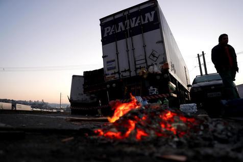 Huelga de camioneros no cesa