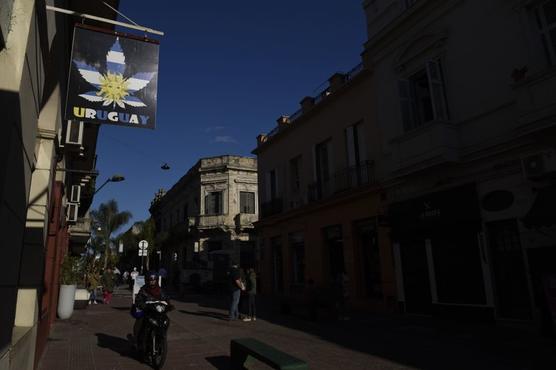 Tienda que vende artículos relacionados con la marihuana, como papel para cigarrillos o pipas, en el centro de Montevideo