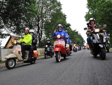 Encuentro mundial de Vespa en Belfast (foto: Ansa)