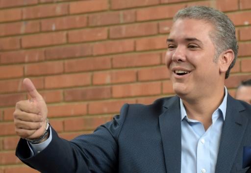  Iván Duque saluda tras votar ayer