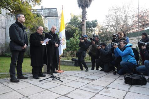 Charles Scicluna en diálogo con periodistas en Santiago antes de su regreso a Roma. (foto: ANSA)