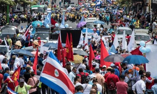 Trabajadores estatales ticos marchan contra politicas neoliberales de flamante gobierno