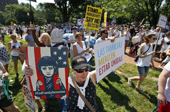 Cuestionan la separación de las familias  niños de sus padres inmigrantes en la Plaza Lafayette frente a la Casa Blanca.