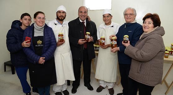 Manzur junto a apicultores