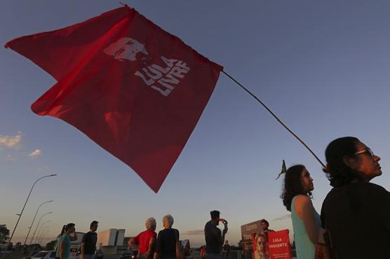 Manifestantes a favor de Lula, ayer en Curitiba